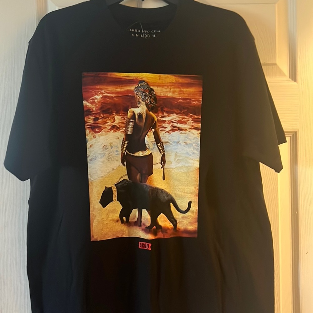 Akoo short sleeve tee in black with Nubian graphics. Size XL!